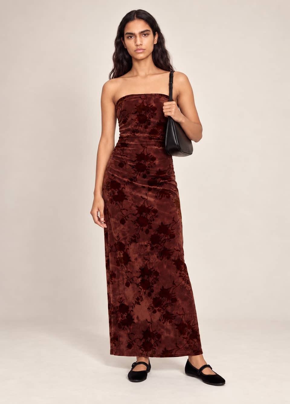 Simulazione AI indossata del look Rosso romantico
