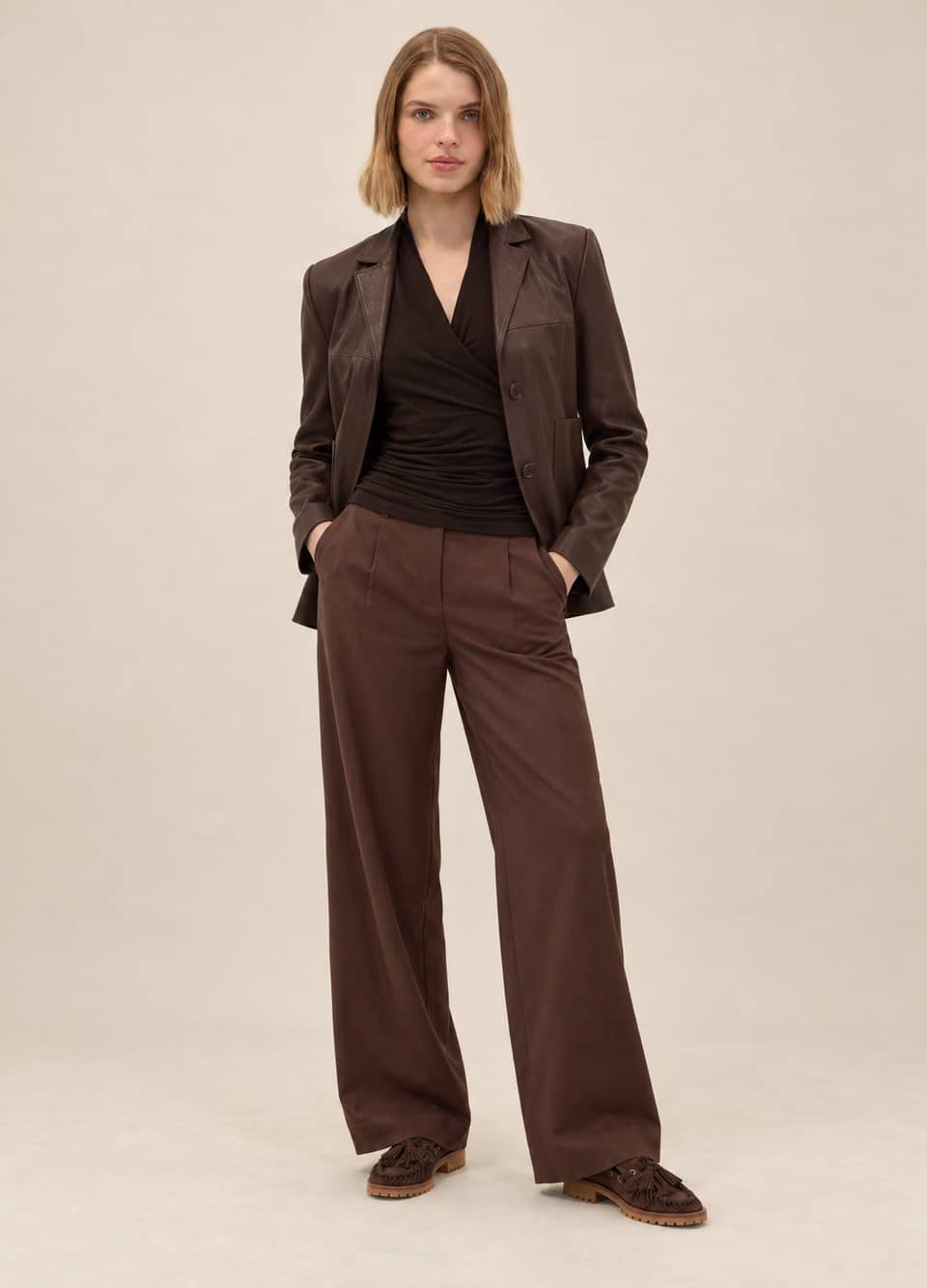 Simulazione AI indossata del look Marrone sartoriale
