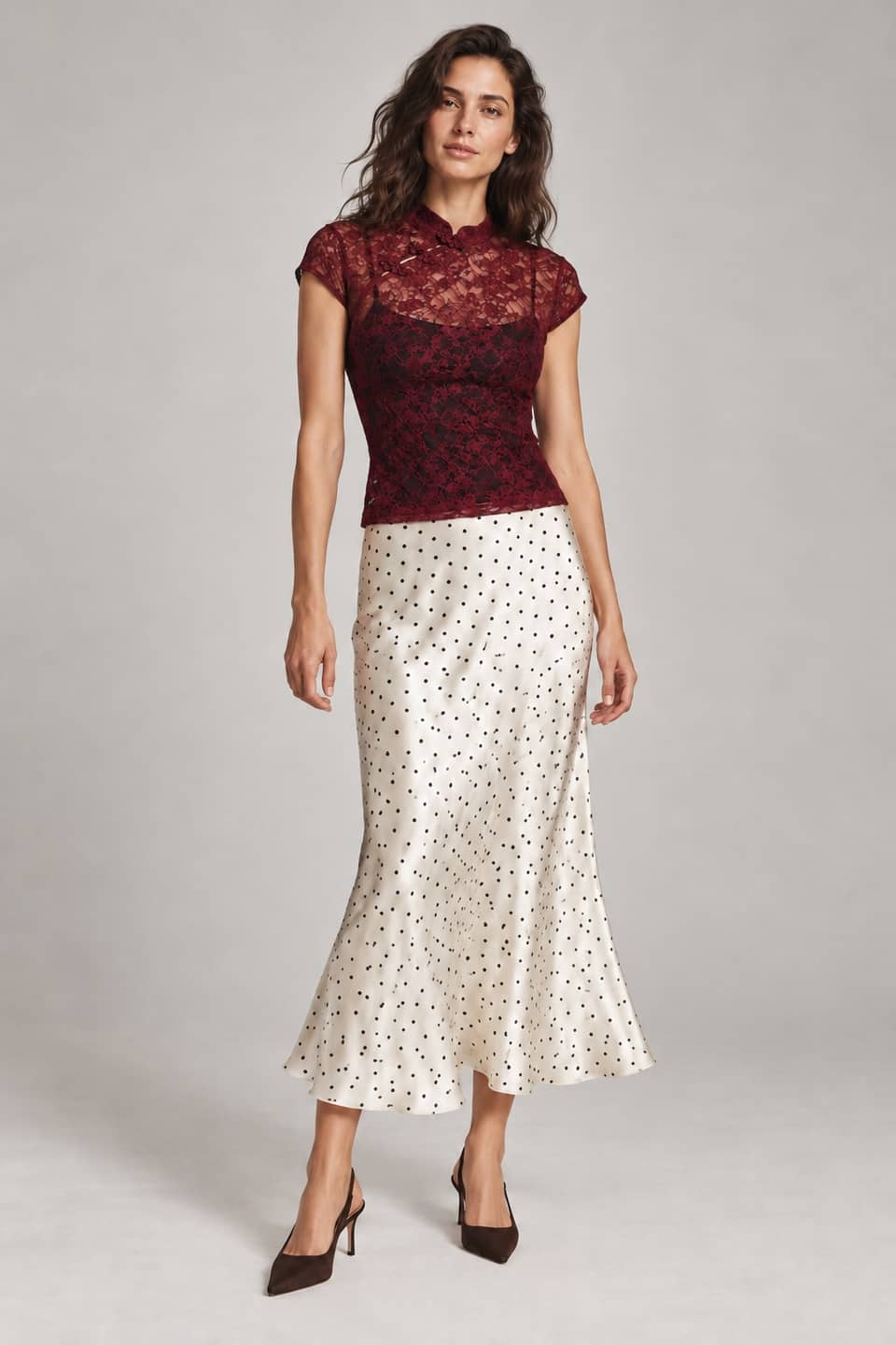 Simulazione AI indossata del look Pizzo bordeaux e gonna satinata