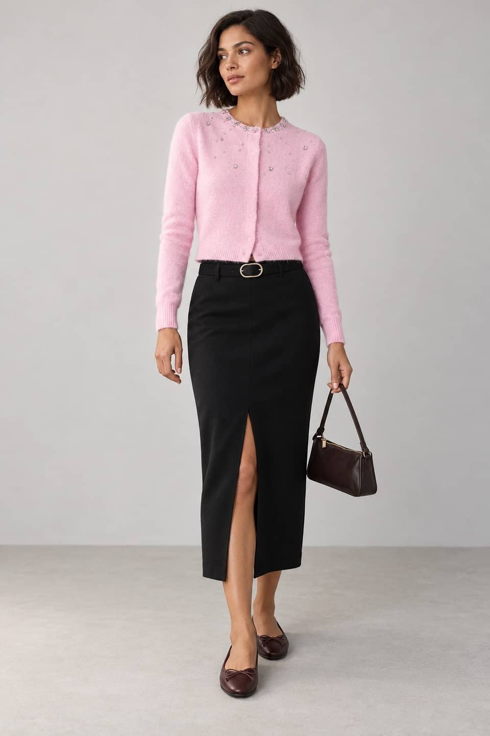 Simulazione AI indossata del look Rosa gioiello e midi nera