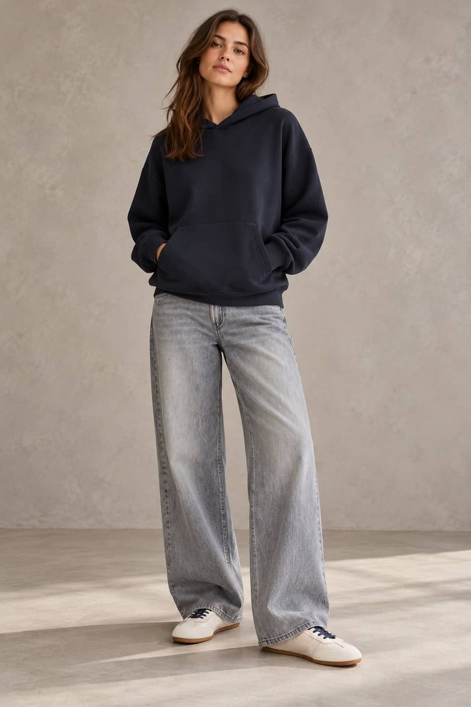 Simulazione AI indossata del look Navy e denim grigio