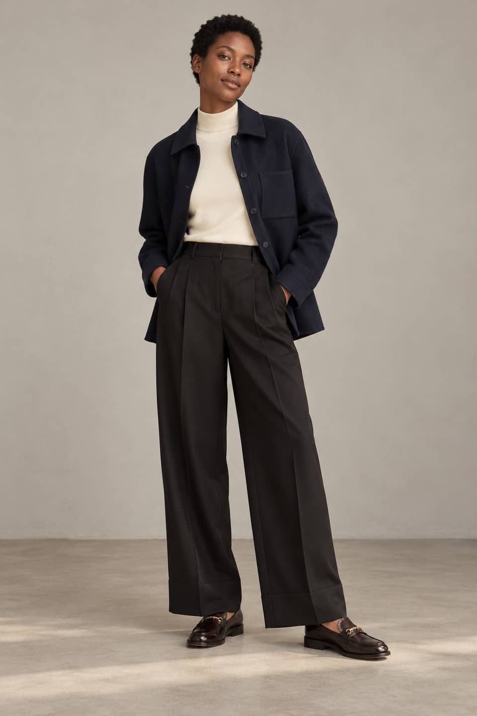 Simulazione AI indossata del look Navy e panna, riunione
